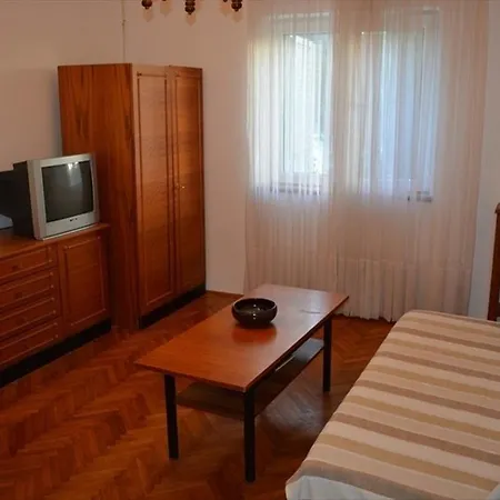 Guest house Apts & Rooms Frano - 50M From Beach