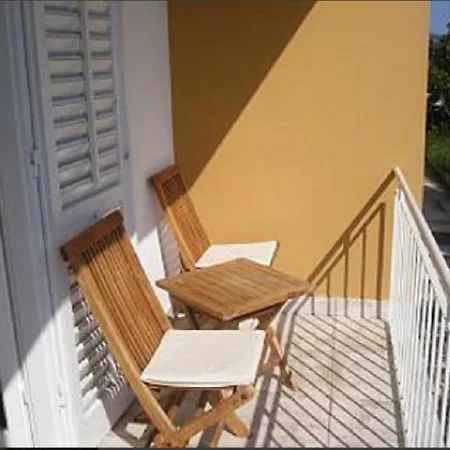 Guest house Apts & Rooms Frano - 50M From Beach
